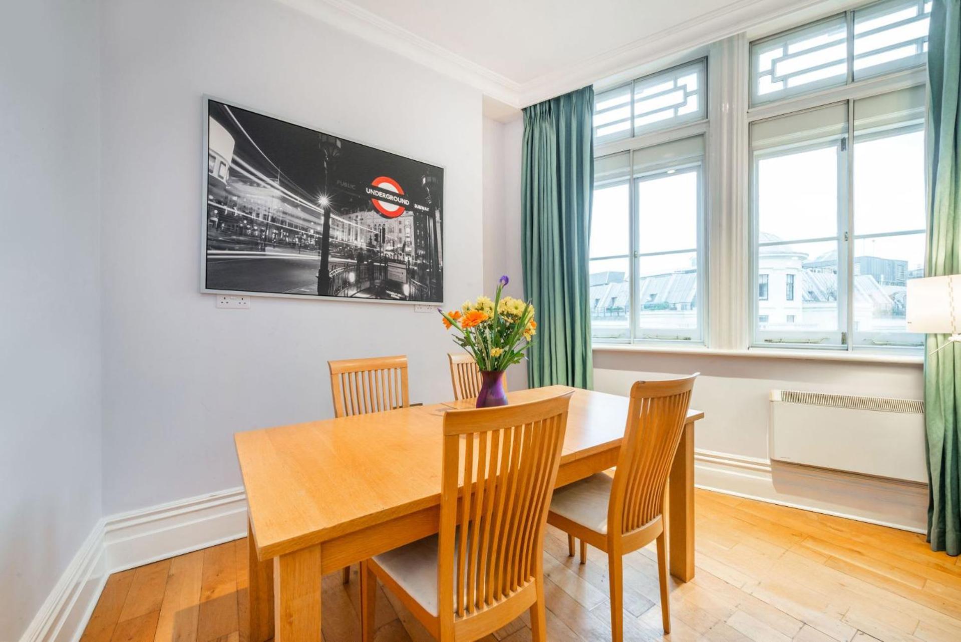 Nelson's Pad - Trafalgar Square - By Frankie Says