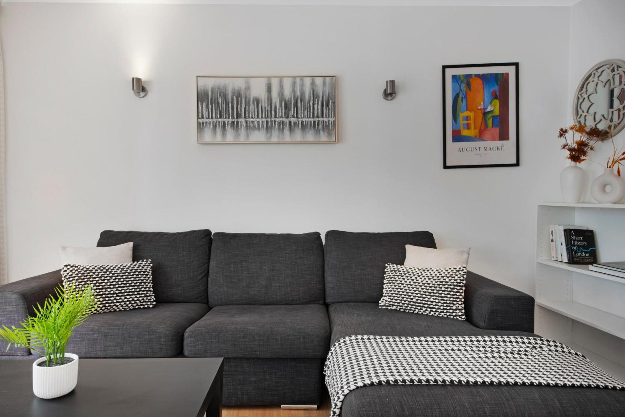 2 Bed Apartment- London- Lift & Balcony Apartment London