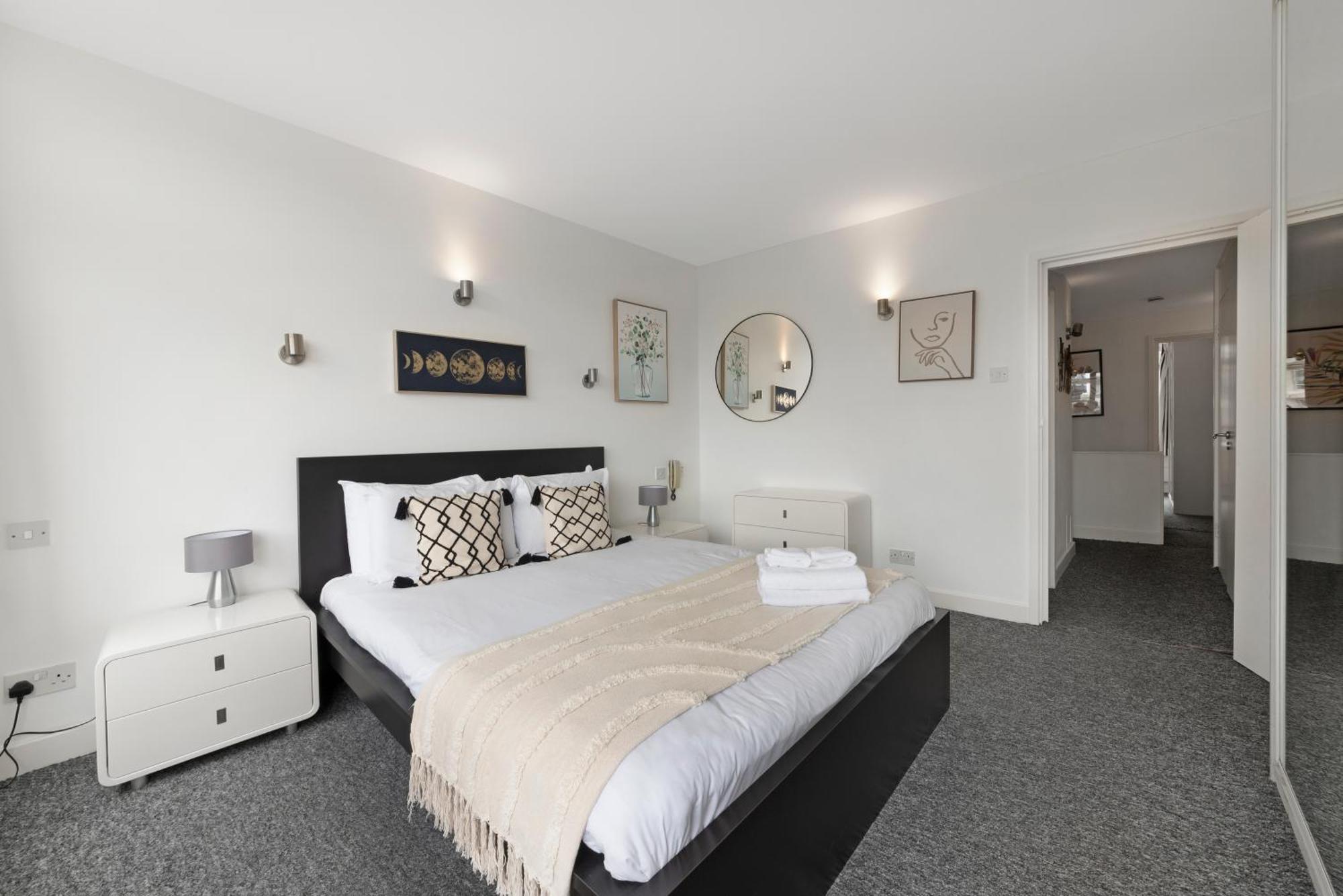 Apartment 2 Bed Apartment- London- Lift & Balcony London