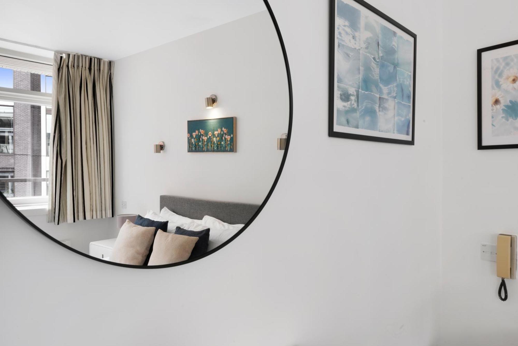 2 Bed Apartment- London- Lift & Balcony