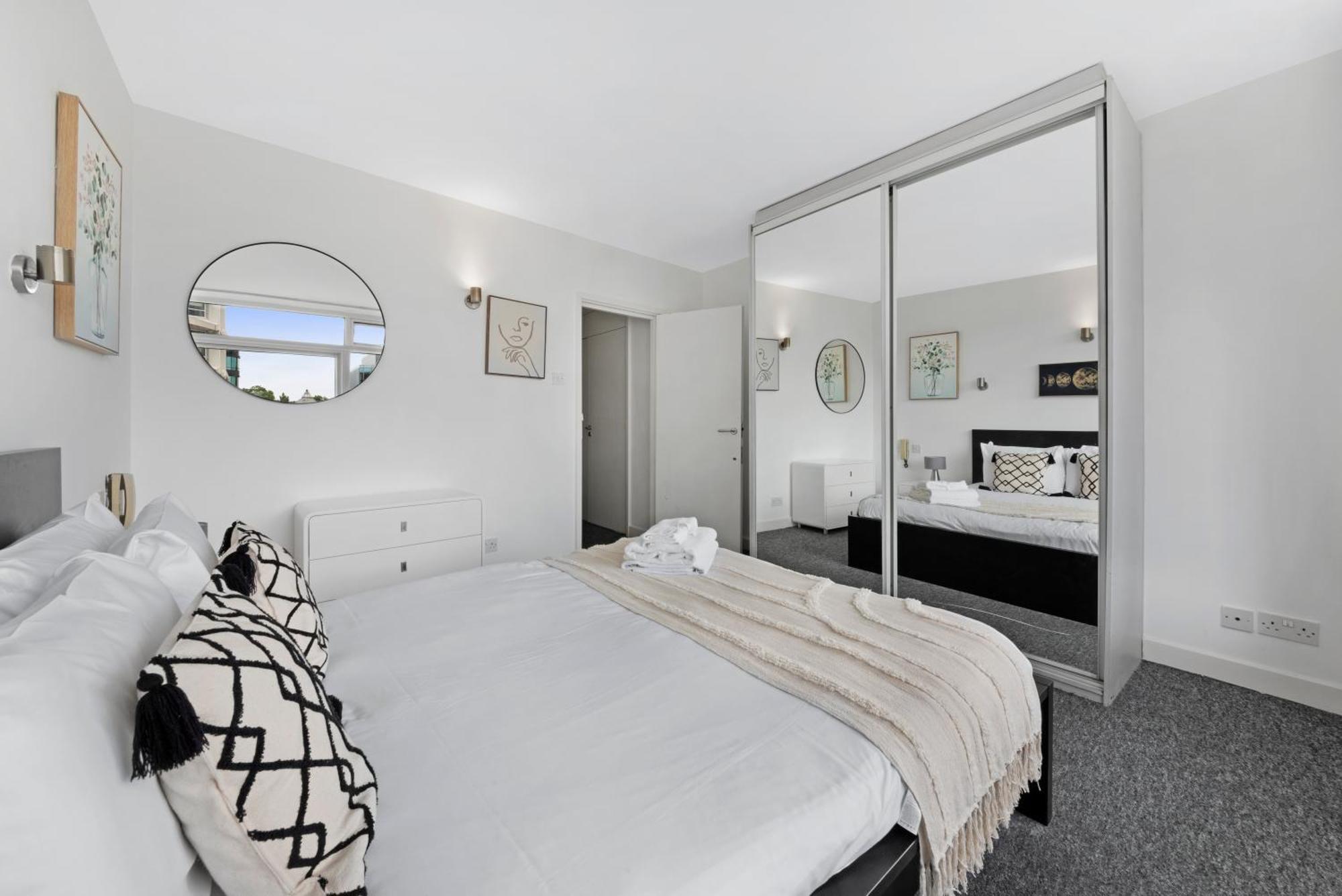 2 Bed Apartment- London- Lift & Balcony Apartment *