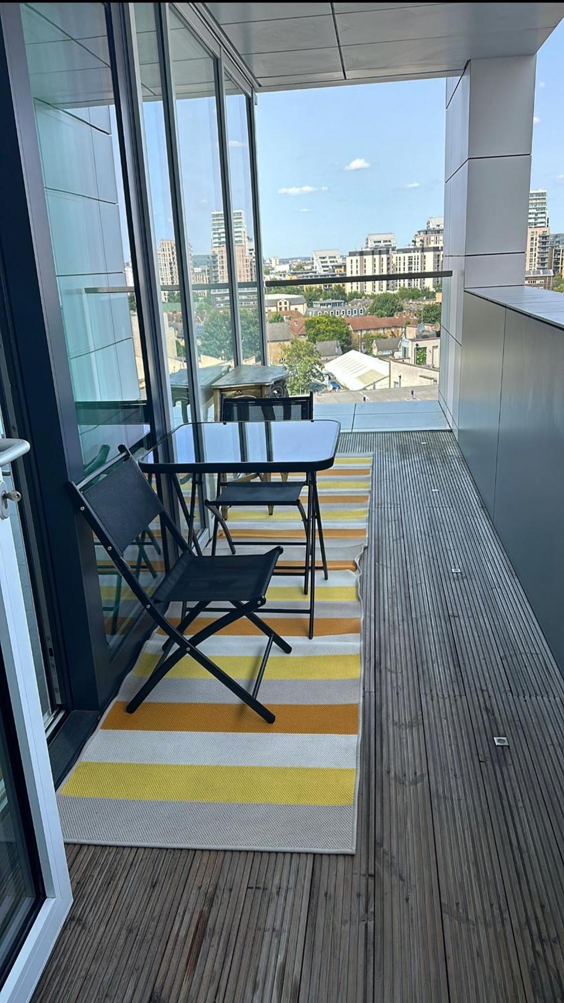 Chic 2-bedroom With Stunning Views In * London