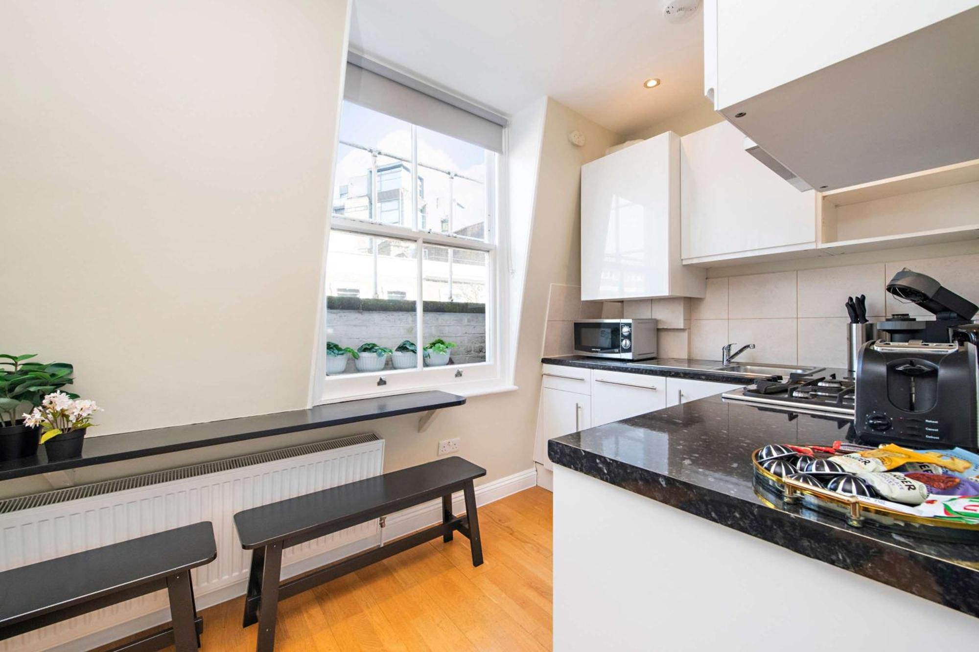 So Glamorous Pad - Fitzrovia - By Frankie Says * Londres