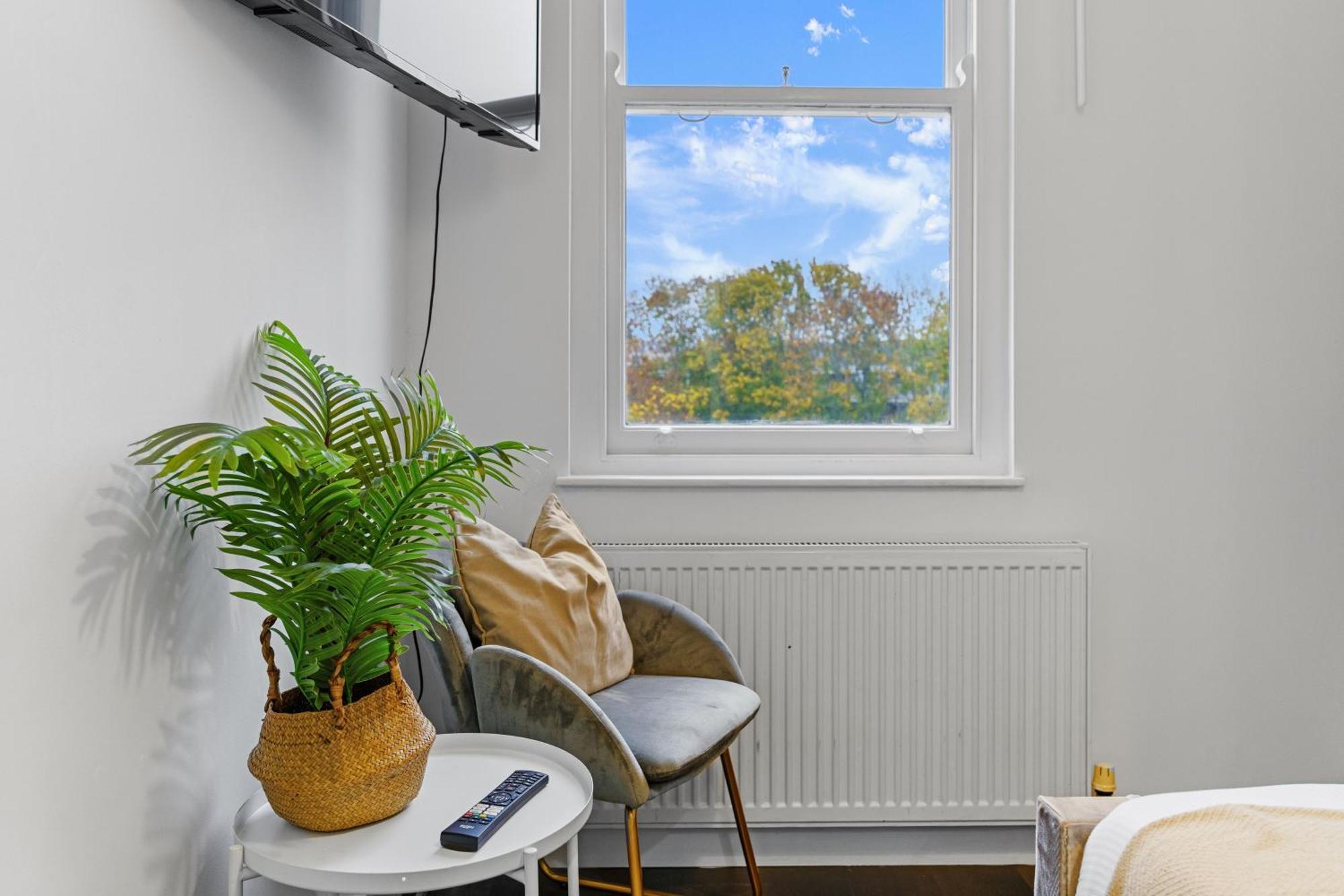 Livestay Affordable One Bedroom & Studio In India Docks E14 London