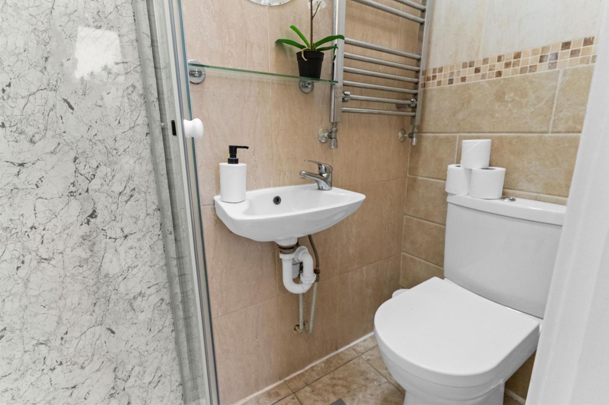 Livestay Affordable One Bedroom & Studio In India Docks E14 Apartment London