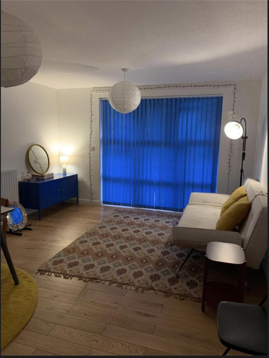 East Two Bedroom With Private Patio - Entire * Londen
