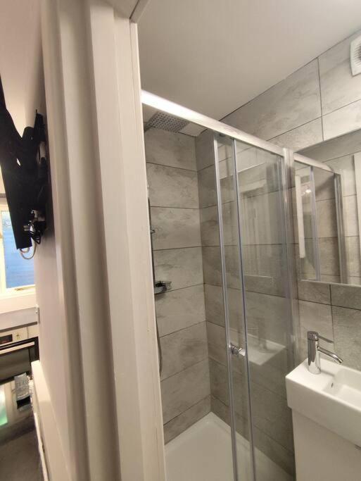 Conveniently Close To Tube Station London