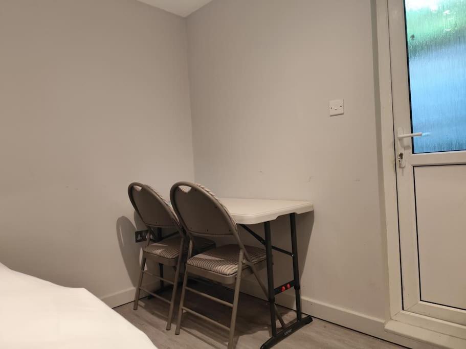 Conveniently Close To Tube Station Apartment *
