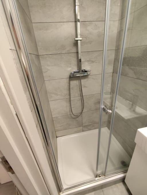Conveniently Close To Tube Station *