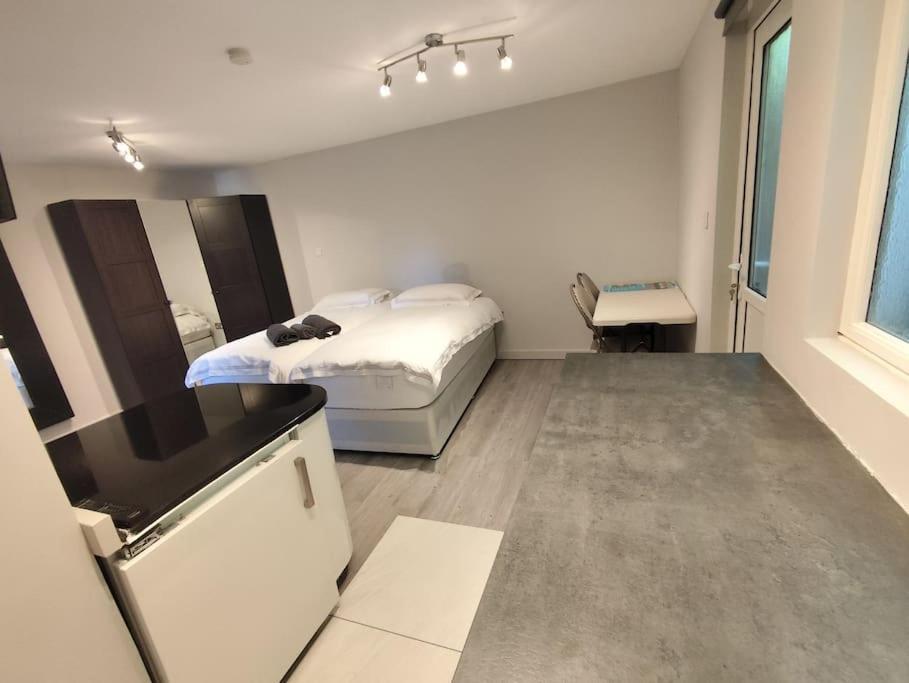 Conveniently Close To Tube Station Apartment *