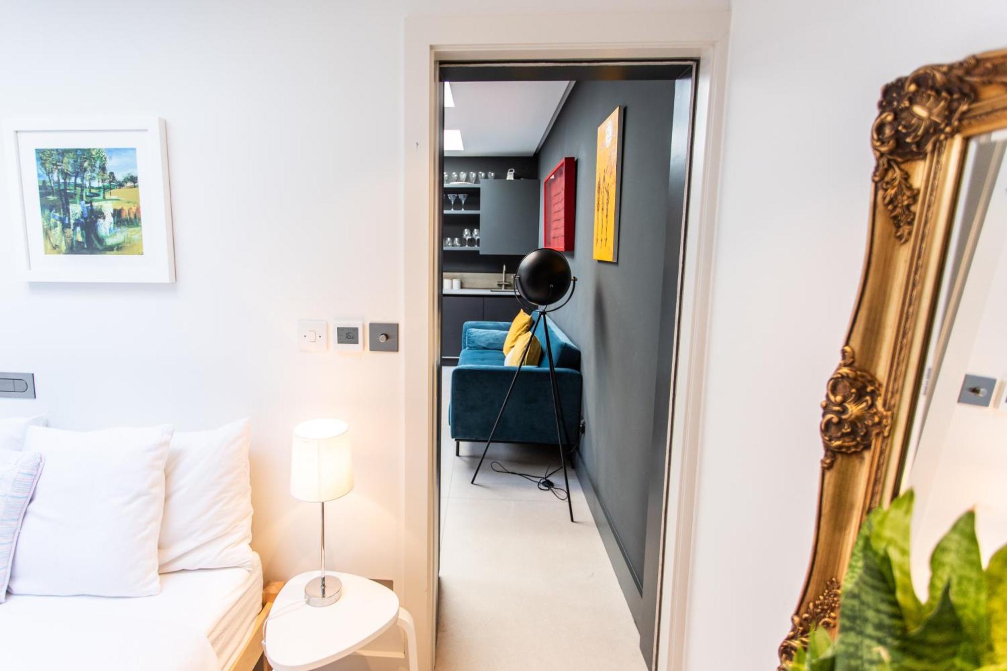 Apartment Stunning, Architecturally Designed Garden With Parking