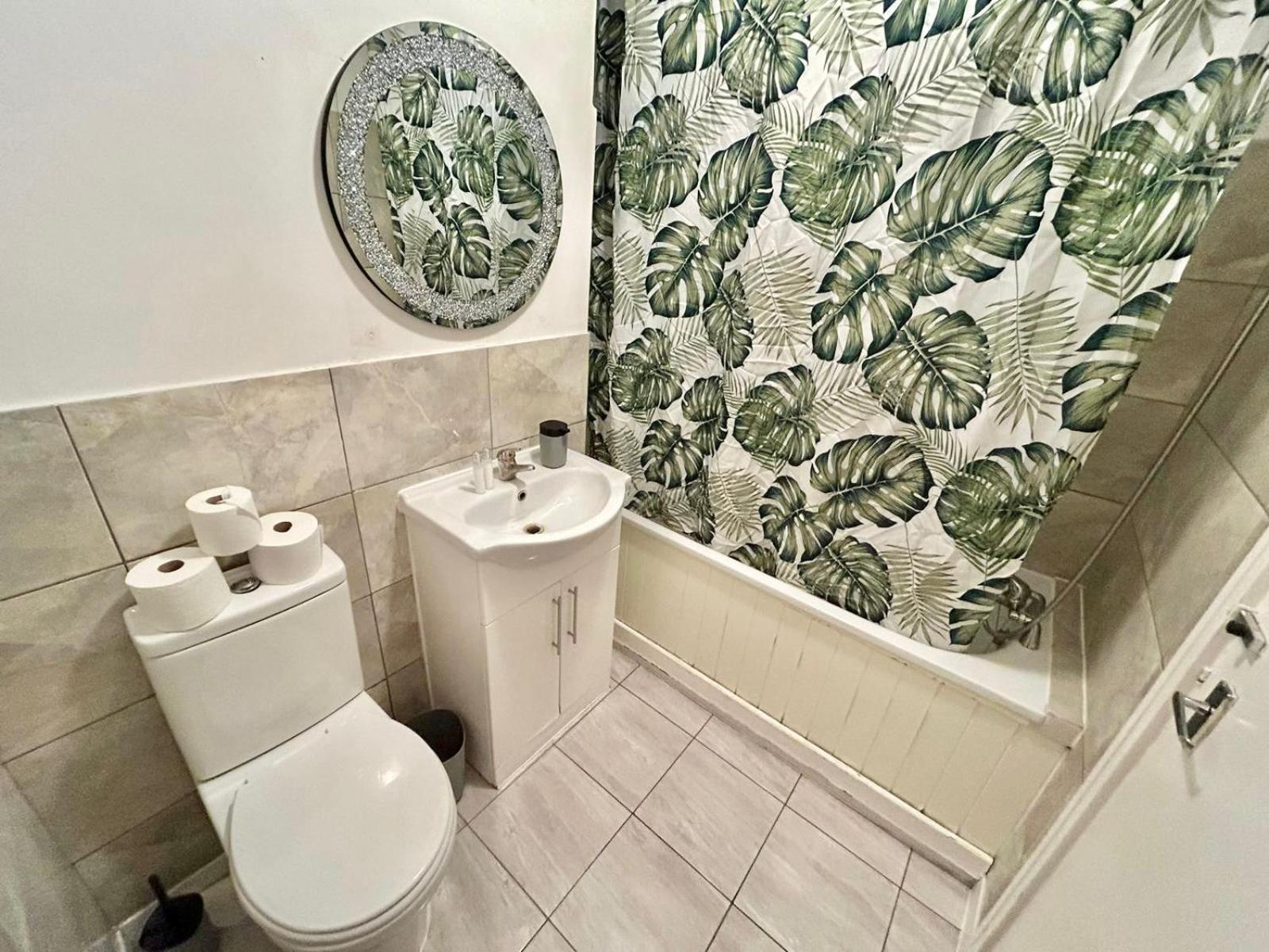 Comfortable Family Near Kensington Apartment *