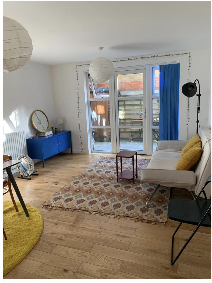 East Two Bedroom With Private Patio - Entire * Londen