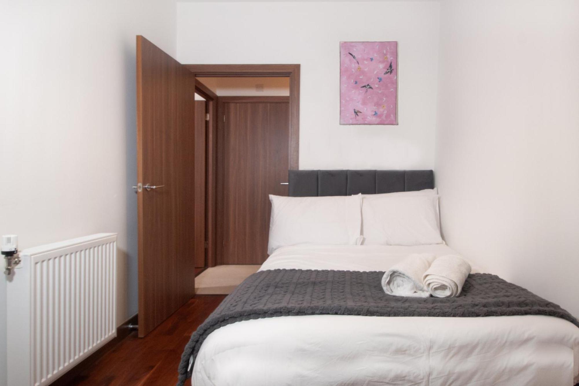 Spacious 3-bed House Close To The O2 Arena & Tube Vakantiehuis Londen
