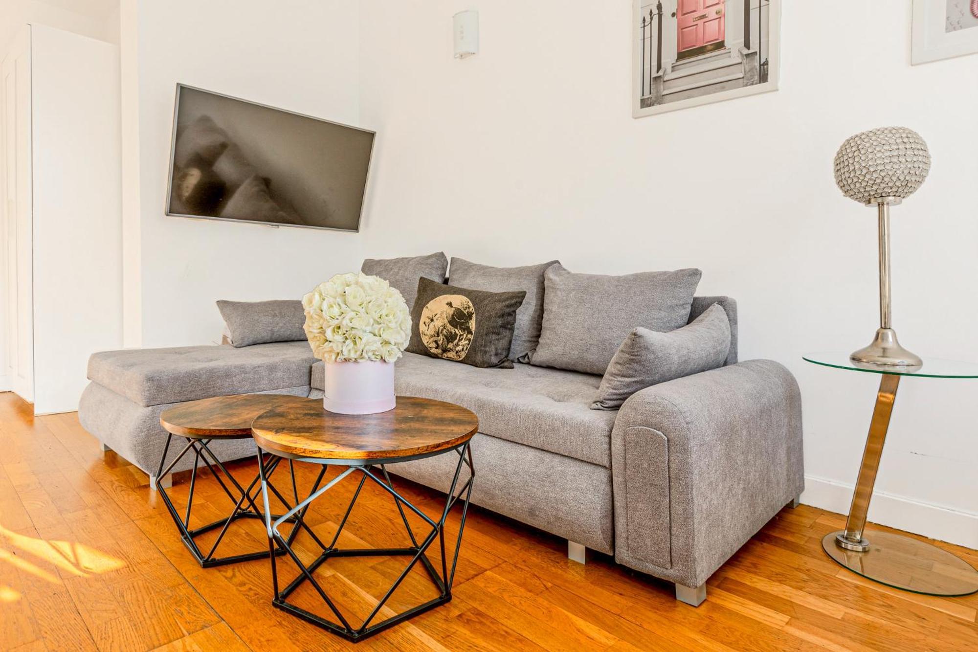 Spacious & Bright 1 Bdr Apt On The Kings Road Apartment *