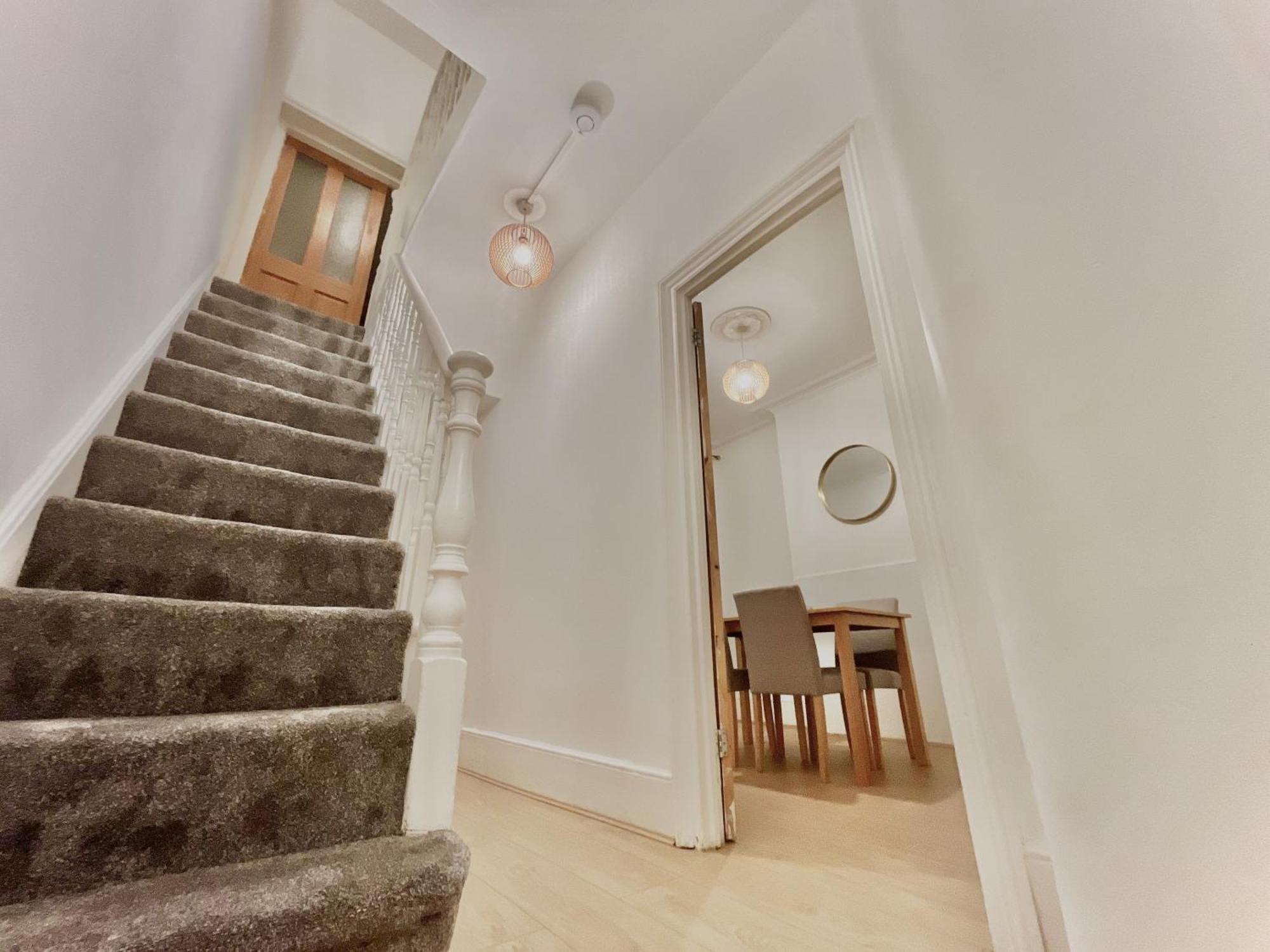 Spacious 3 Bedroom House Near London, O2, Excel, Stratford, Tube Station & Parking Available Holiday home