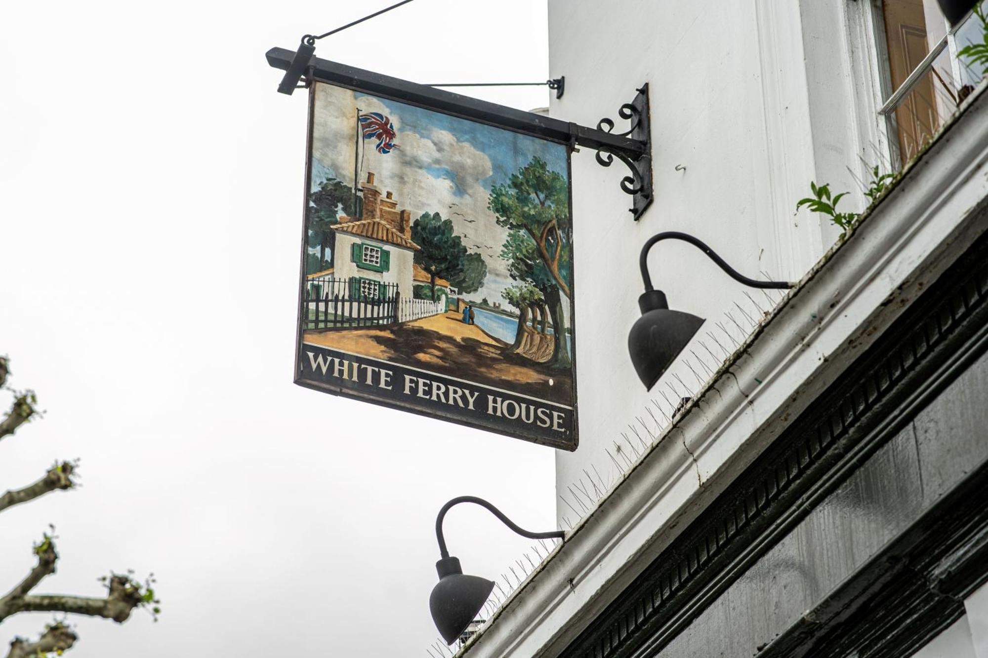 Publove @ The White Ferry, Victoria Hostel London
