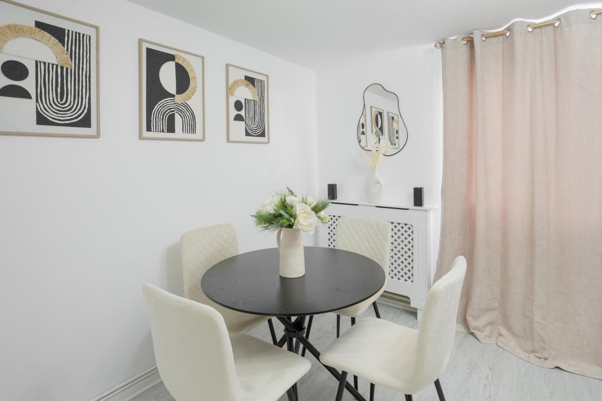 Luxury 3 Bedroom House In Woodgreen Сasa de vacaciones *