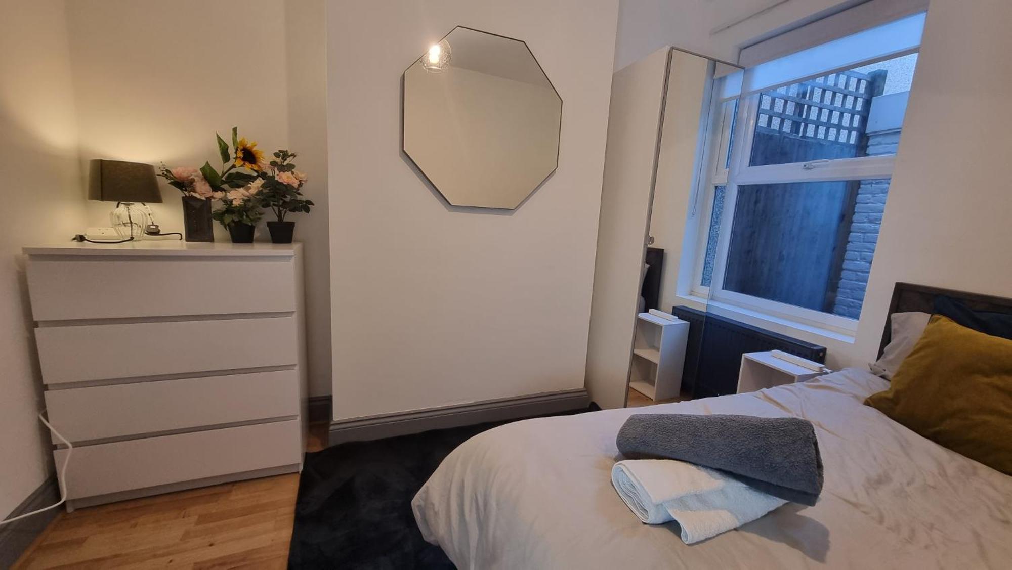 4 Bed With Cinema, F1 Racing Sim, 1 Gb Internet, Bbq, Garden, 20 Mins London, Parking, Ev Port, Metro 5 Mins Walk Hébergement de vacances Londres