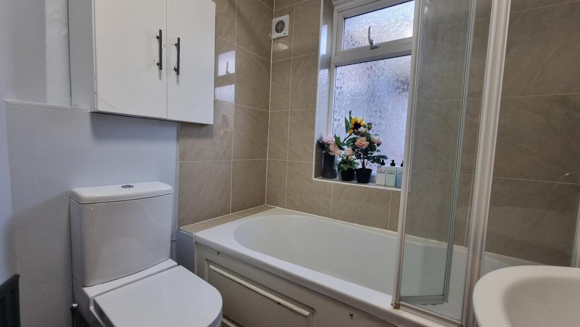 4 Bed With Cinema, F1 Racing Sim, 1 Gb Internet, Bbq, Garden, 20 Mins London, Parking, Ev Port, Metro 5 Mins Walk Hébergement de vacances *