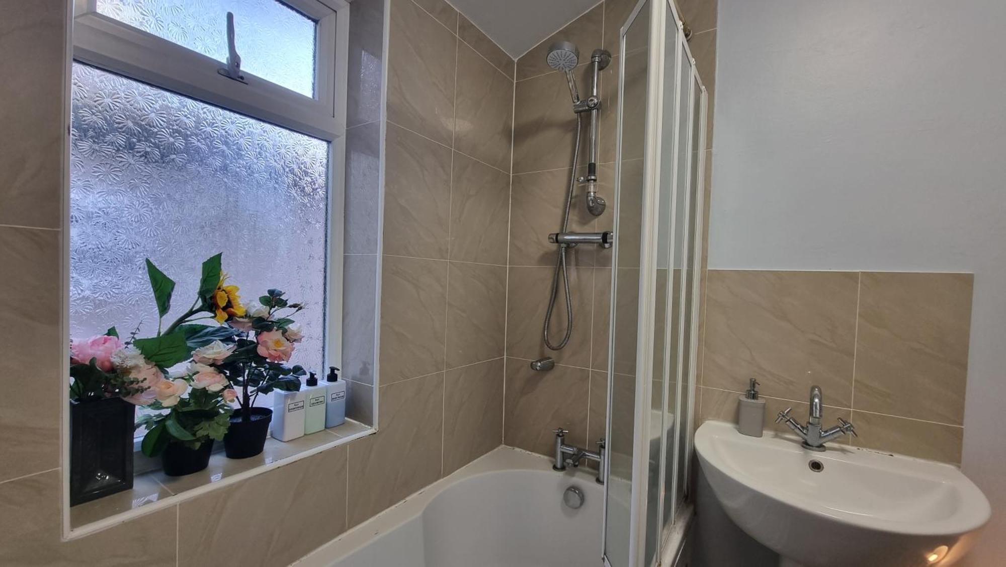Hébergement de vacances 4 Bed With Cinema, F1 Racing Sim, 1 Gb Internet, Bbq, Garden, 20 Mins London, Parking, Ev Port, Metro 5 Mins Walk Londres