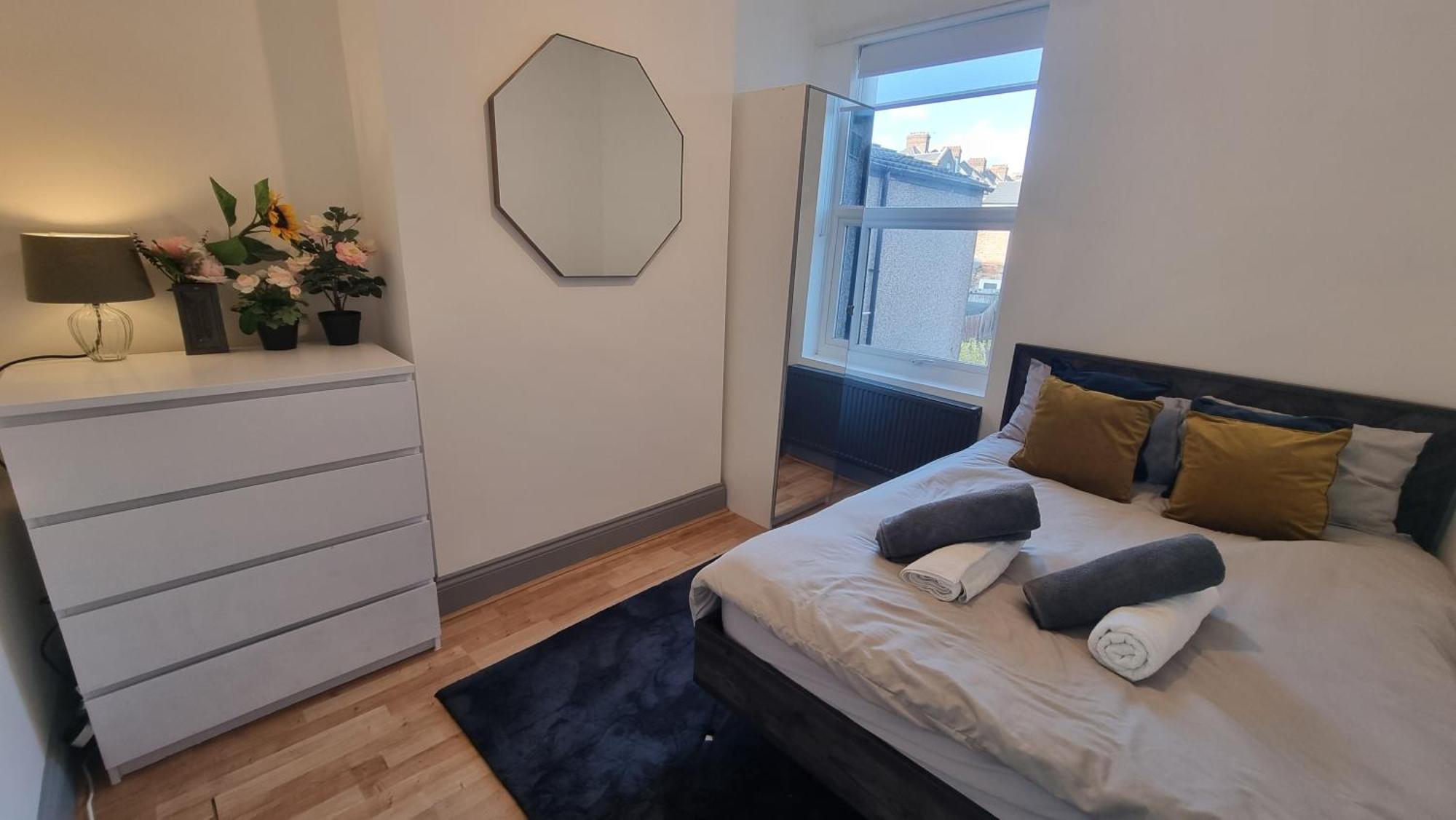 4 Bed With Cinema, F1 Racing Sim, 1 Gb Internet, Bbq, Garden, 20 Mins London, Parking, Ev Port, Metro 5 Mins Walk Hébergement de vacances
