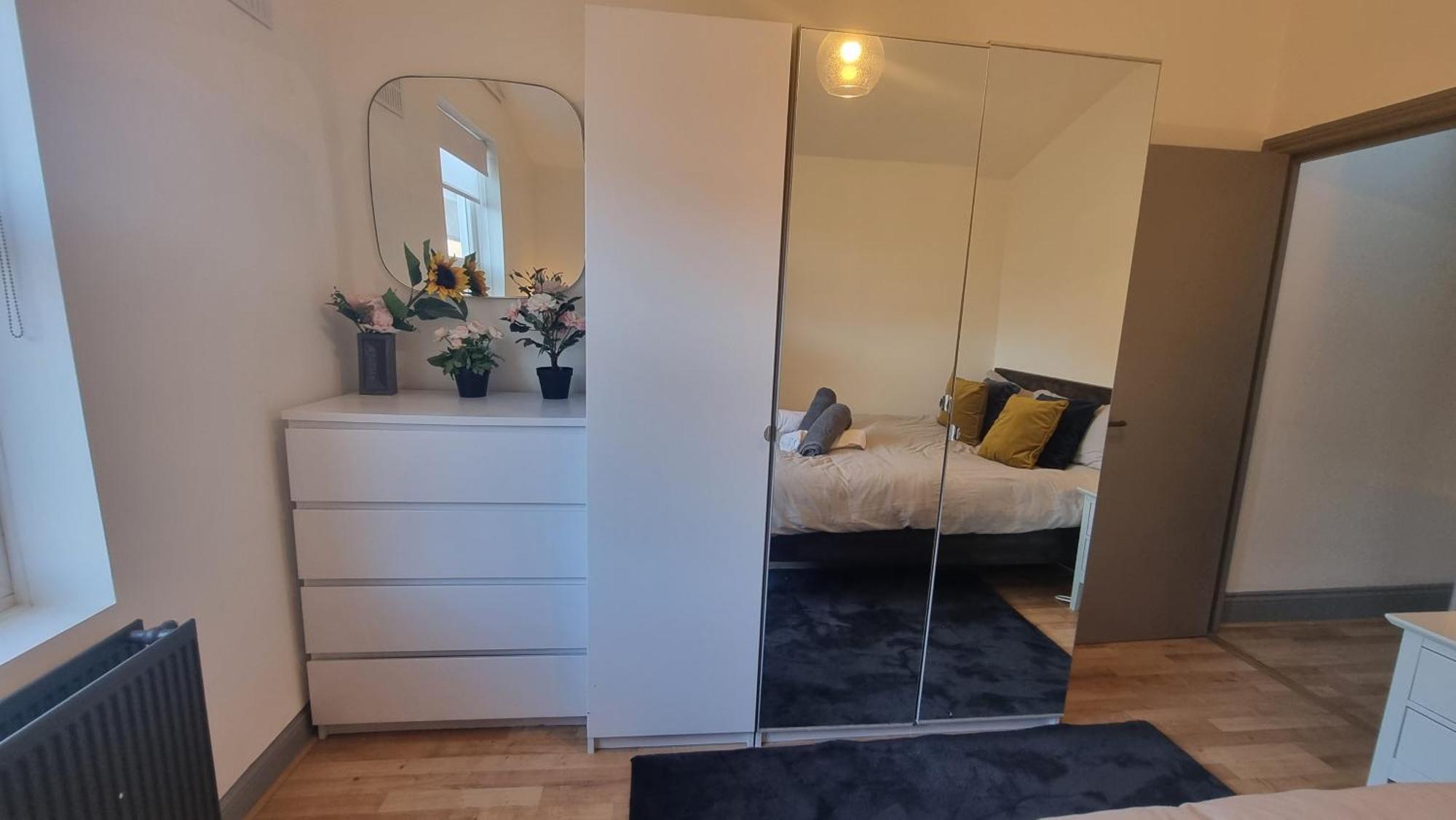 4 Bed With Cinema, F1 Racing Sim, 1 Gb Internet, Bbq, Garden, 20 Mins London, Parking, Ev Port, Metro 5 Mins Walk *