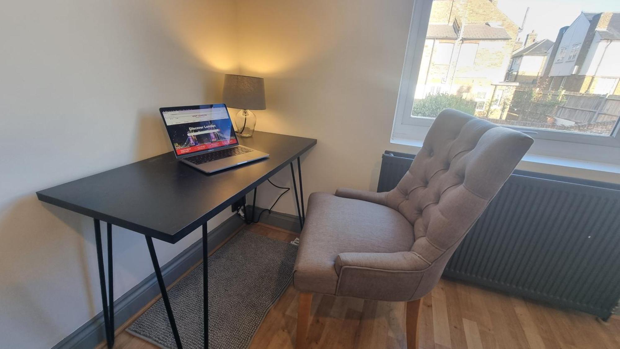 4 Bed With Cinema, F1 Racing Sim, 1 Gb Internet, Bbq, Garden, 20 Mins London, Parking, Ev Port, Metro 5 Mins Walk *