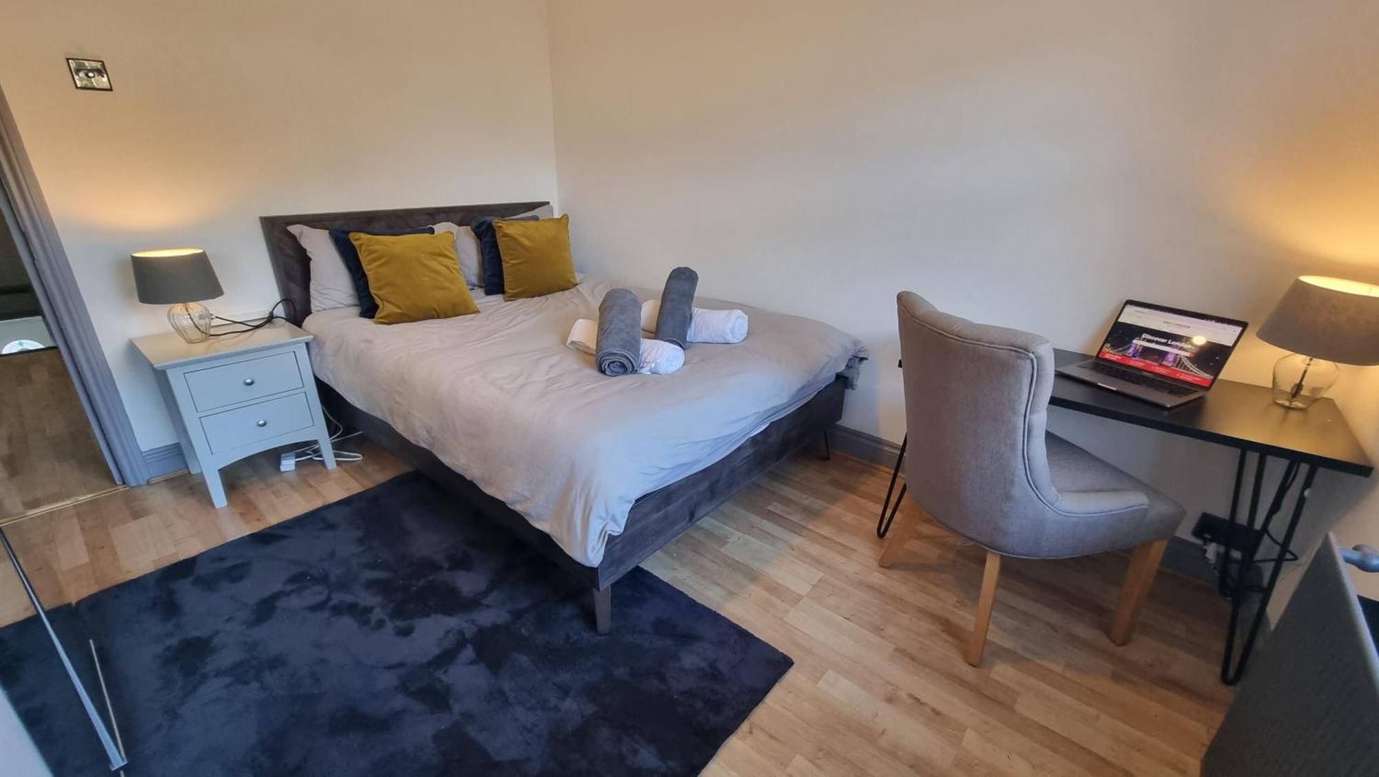 4 Bed With Cinema, F1 Racing Sim, 1 Gb Internet, Bbq, Garden, 20 Mins London, Parking, Ev Port, Metro 5 Mins Walk *