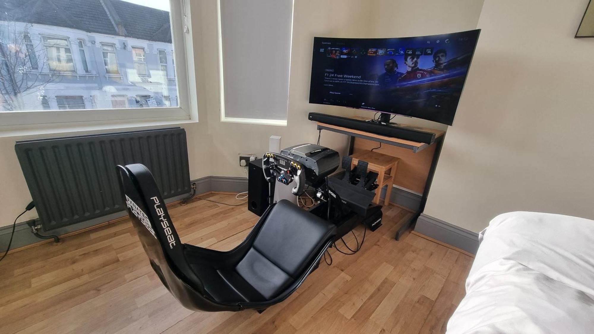 4 Bed With Cinema, F1 Racing Sim, 1 Gb Internet, Bbq, Garden, 20 Mins London, Parking, Ev Port, Metro 5 Mins Walk