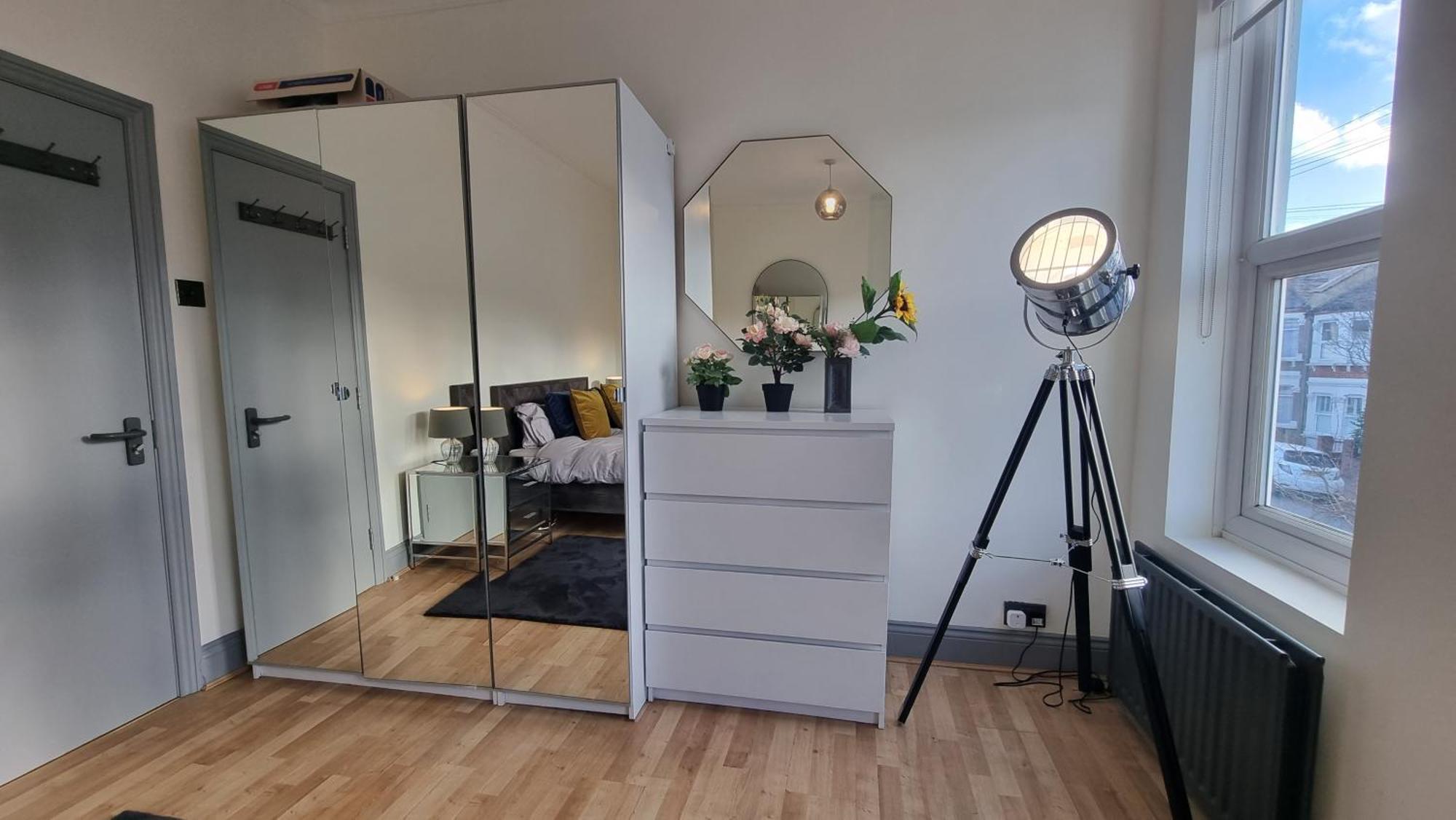 Hébergement de vacances 4 Bed With Cinema, F1 Racing Sim, 1 Gb Internet, Bbq, Garden, 20 Mins London, Parking, Ev Port, Metro 5 Mins Walk Londres