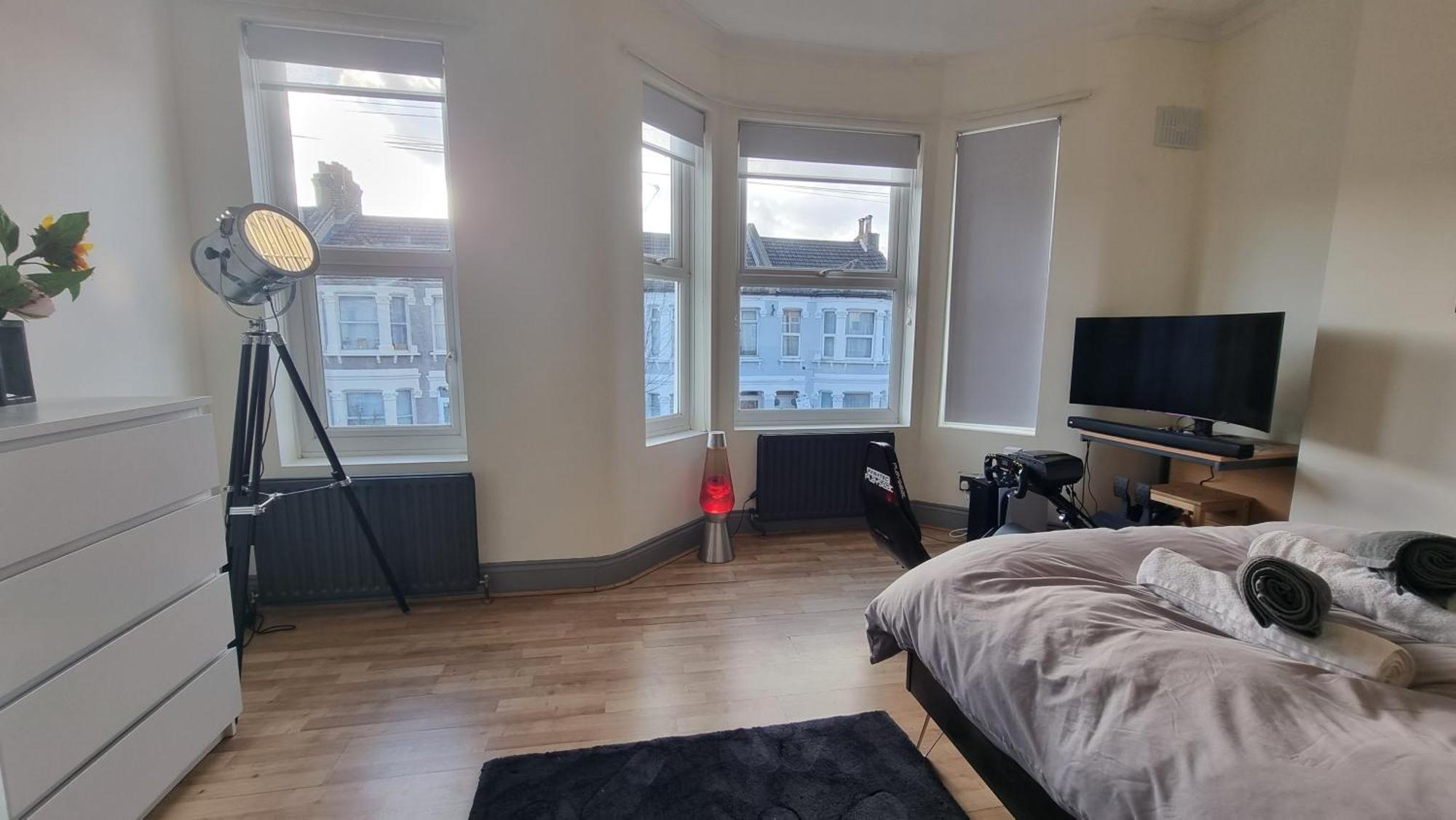 Hébergement de vacances 4 Bed With Cinema, F1 Racing Sim, 1 Gb Internet, Bbq, Garden, 20 Mins London, Parking, Ev Port, Metro 5 Mins Walk