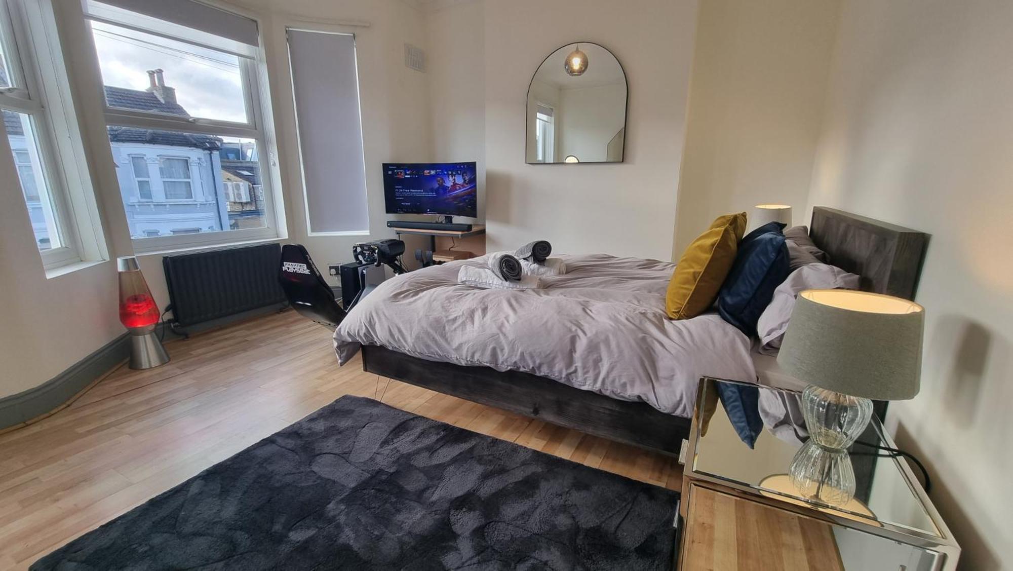 4 Bed With Cinema, F1 Racing Sim, 1 Gb Internet, Bbq, Garden, 20 Mins London, Parking, Ev Port, Metro 5 Mins Walk