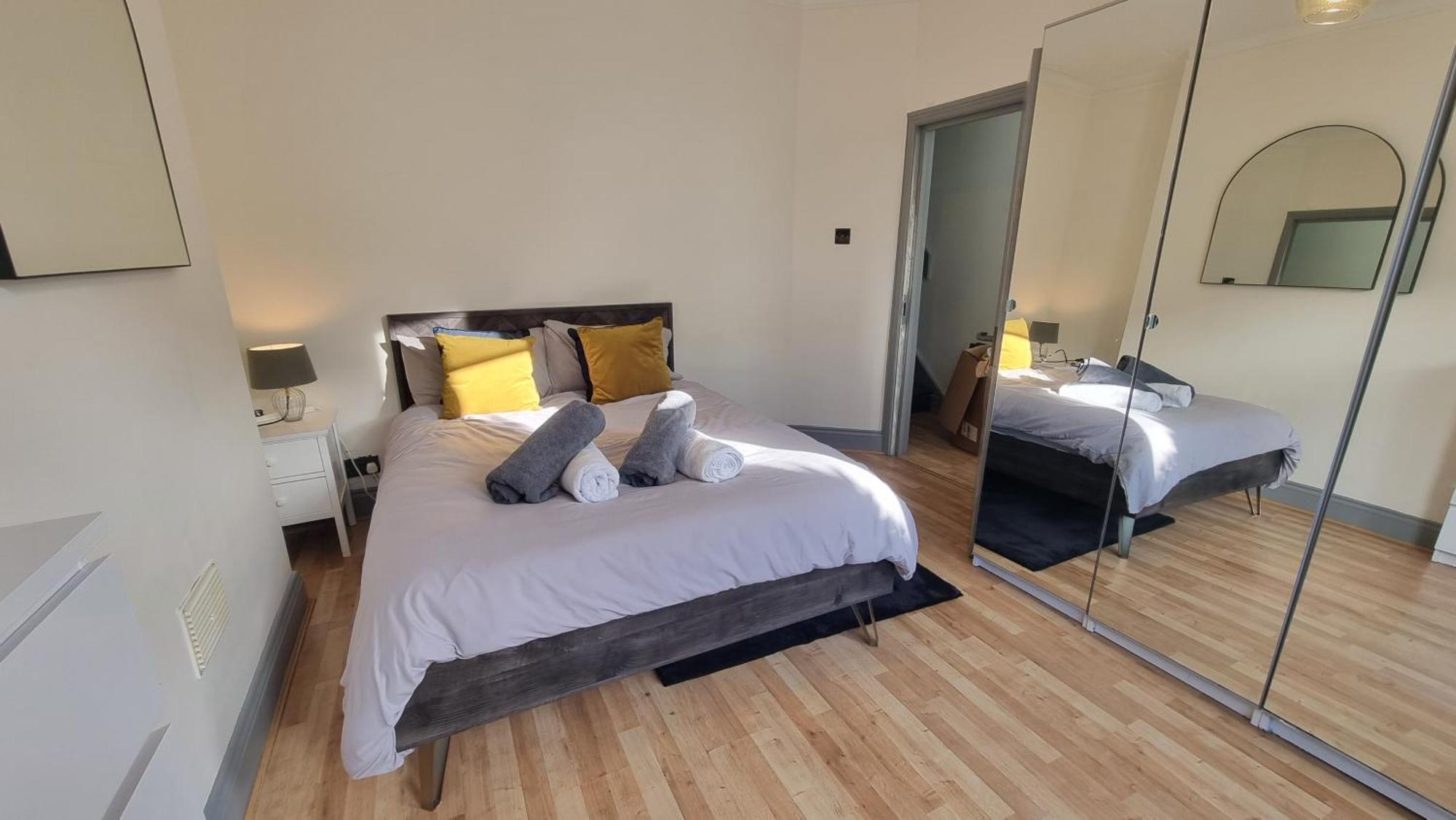 Hébergement de vacances 4 Bed With Cinema, F1 Racing Sim, 1 Gb Internet, Bbq, Garden, 20 Mins London, Parking, Ev Port, Metro 5 Mins Walk Londres