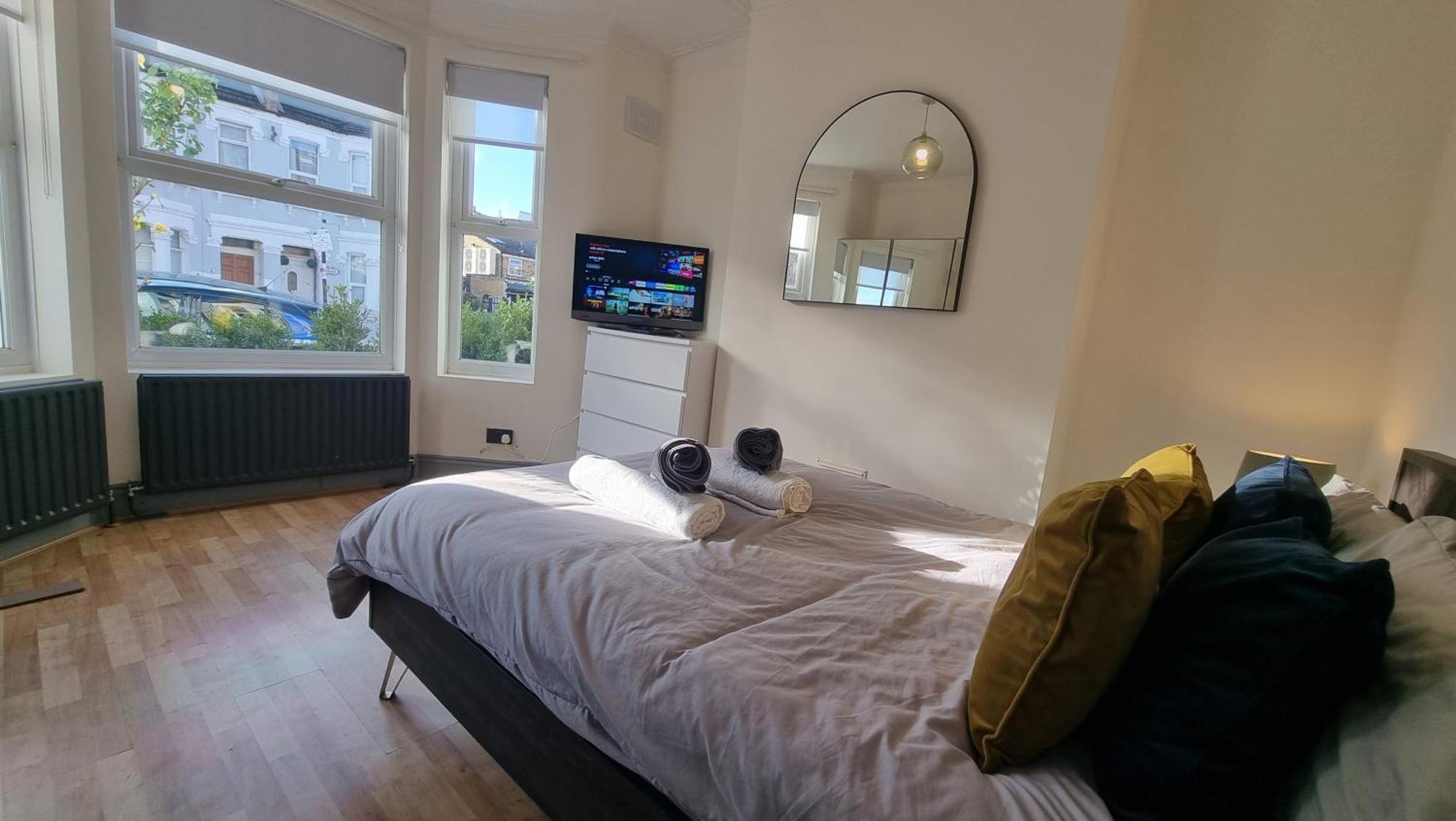 4 Bed With Cinema, F1 Racing Sim, 1 Gb Internet, Bbq, Garden, 20 Mins London, Parking, Ev Port, Metro 5 Mins Walk Hébergement de vacances *