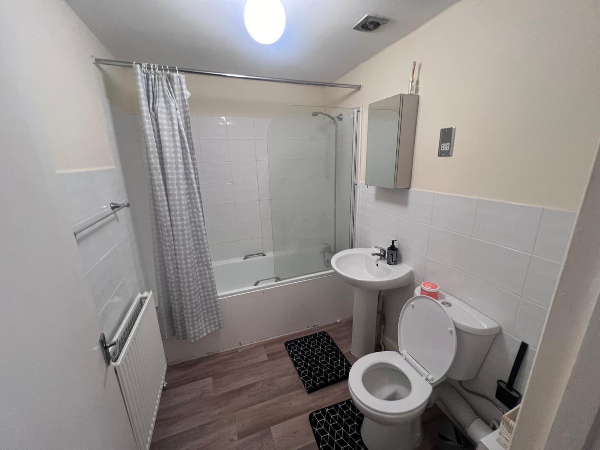 1 Bedroom Near Clapham North And Clapham High Street Station *
