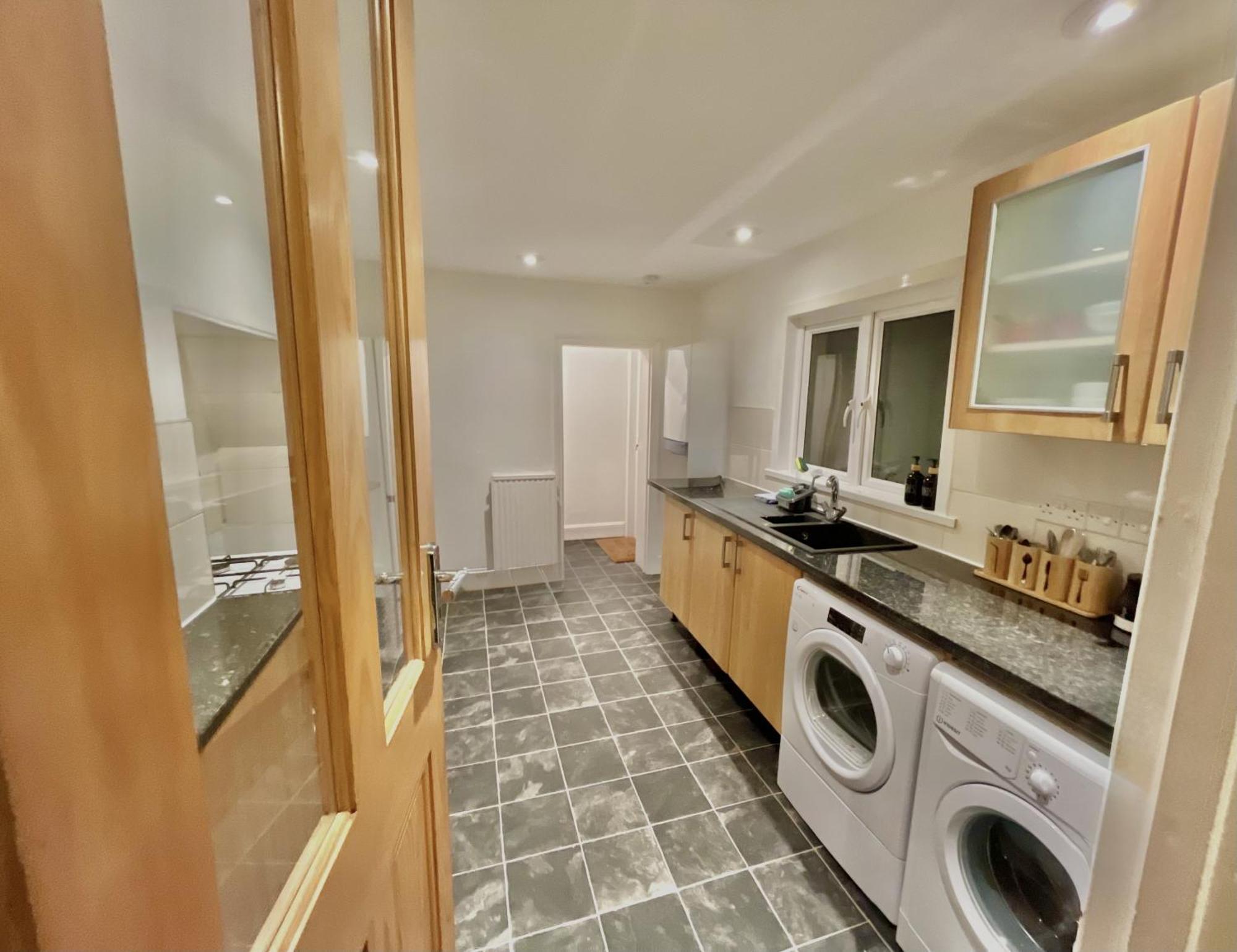 Spacious 3 Bedroom House Near London, O2, Excel, Stratford, Tube Station & Parking Available Holiday home London