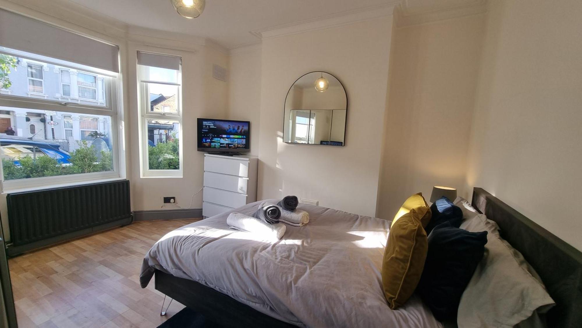 Chic Double Room, 20 Mins To London, Supermarkets, Shops, Bars, Metro Few Mins Walk Londres