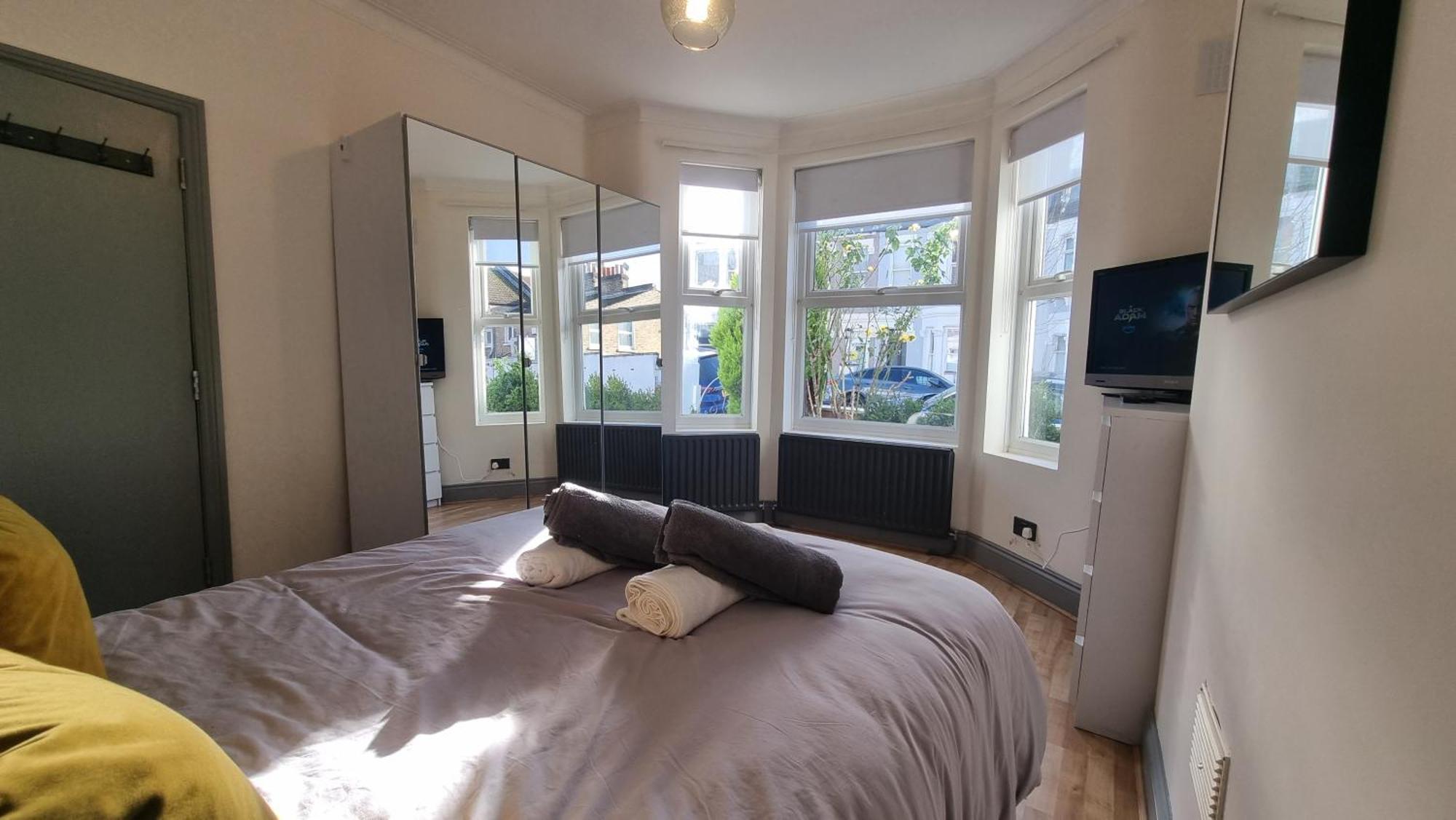 Séjour chez l'habitant Chic Double Room, 20 Mins To London, Supermarkets, Shops, Bars, Metro Few Mins Walk Londres