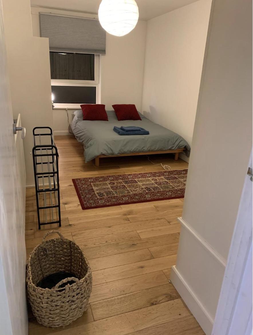 East Two Bedroom With Private Patio - Entire * Londen
