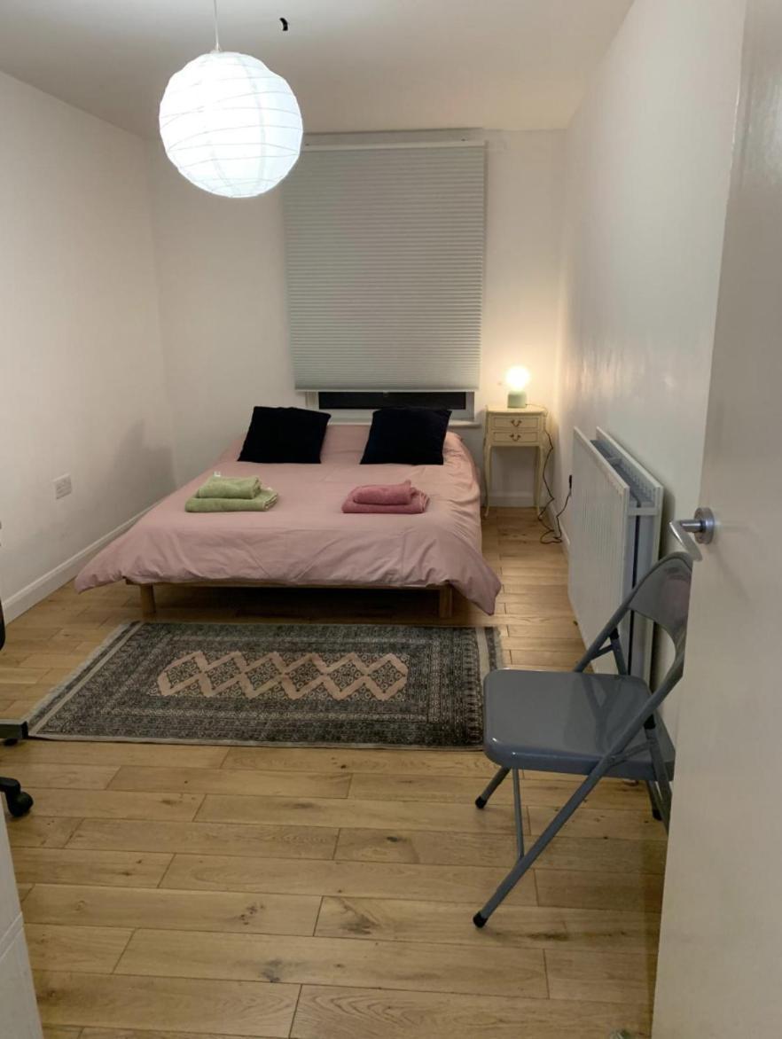 East Two Bedroom With Private Patio - Entire * Londen