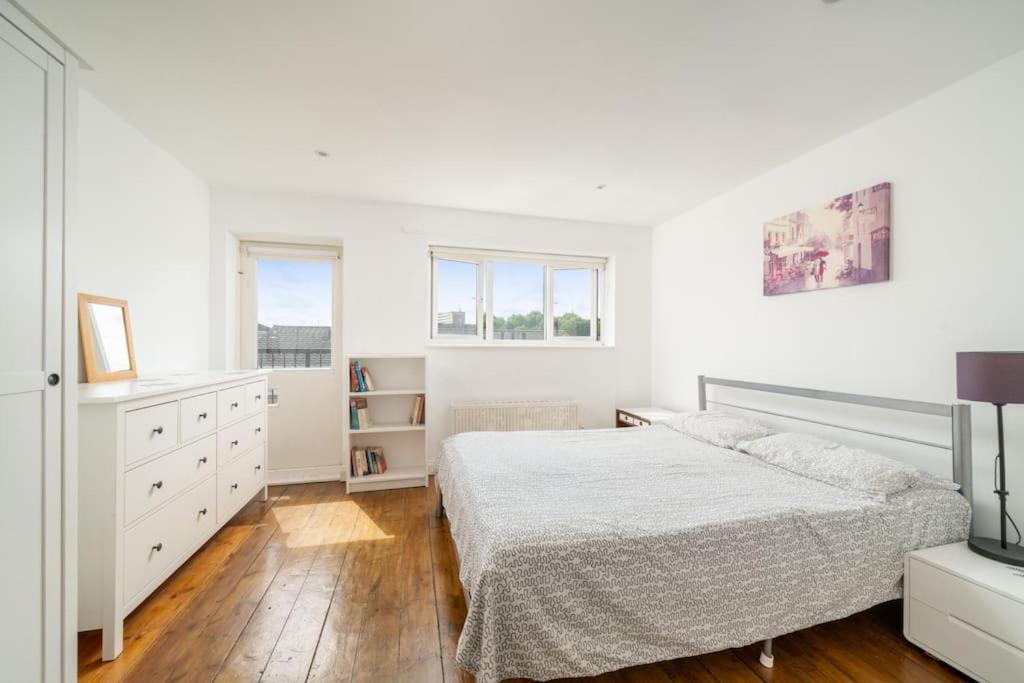 Bright Spacious 2 Bedroom Flat In Zone One *