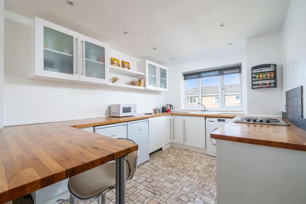 Bright Spacious 2 Bedroom Flat In Zone One