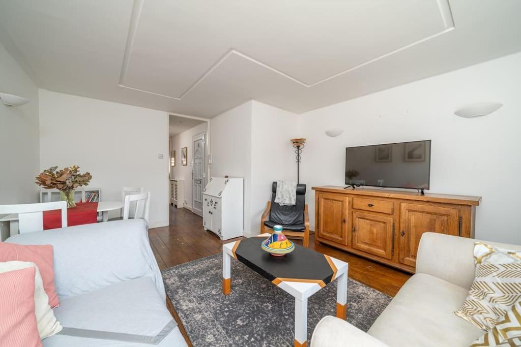 Bright Spacious 2 Bedroom Flat In Zone One Apartamento