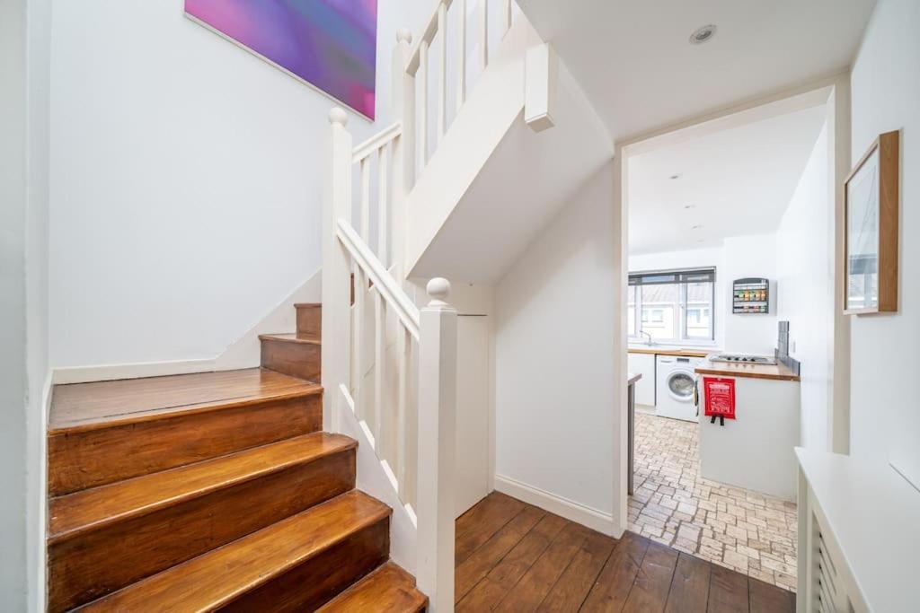Bright Spacious 2 Bedroom Flat In Zone One