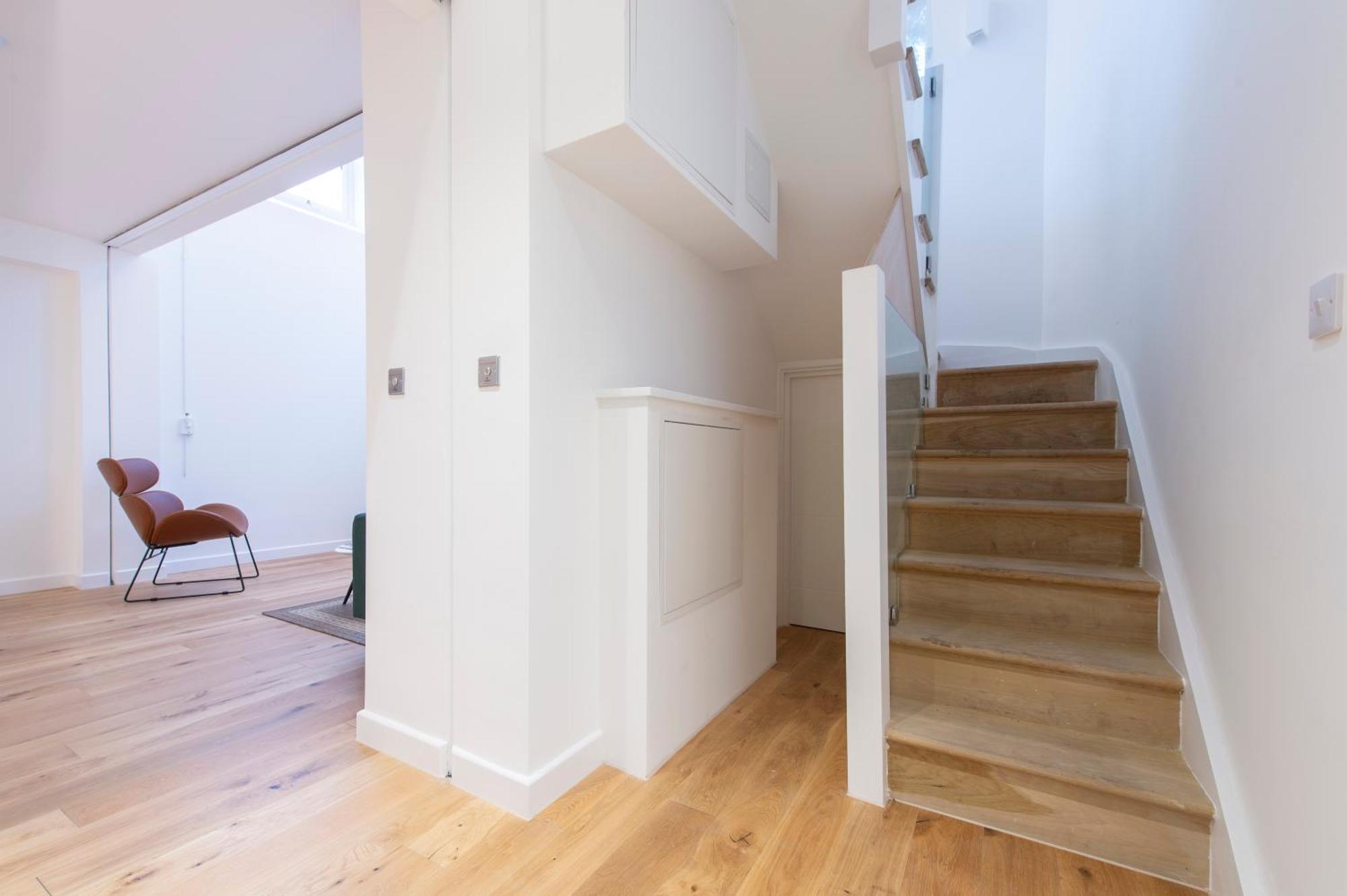 Exquisite 3br Duplex Period Conversion, Air-con & Amenities Apartment London
