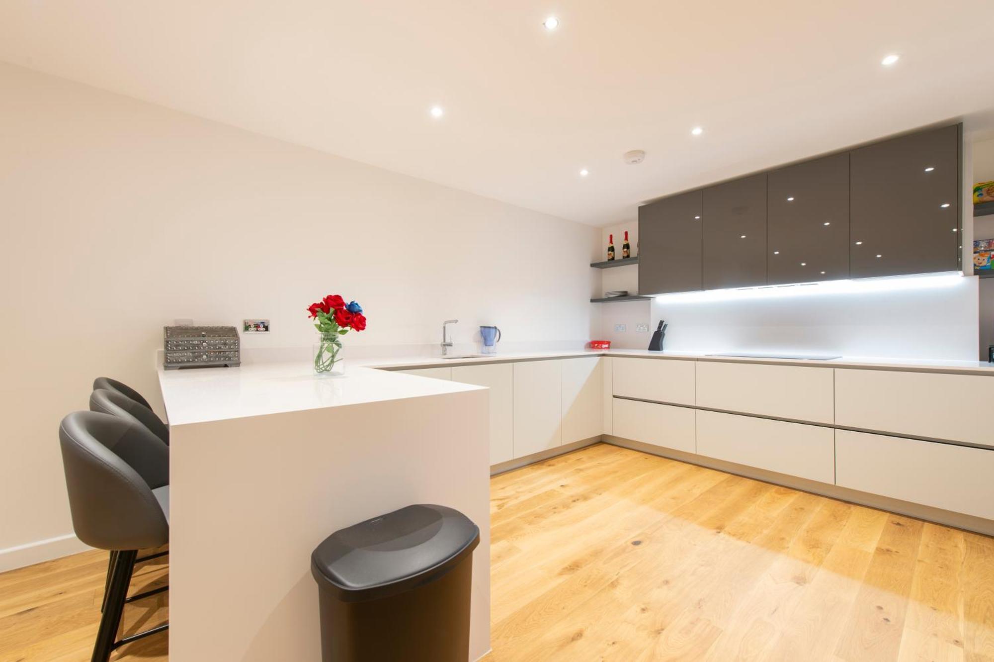 Exquisite 3br Duplex Period Conversion, Air-con & Amenities Apartment