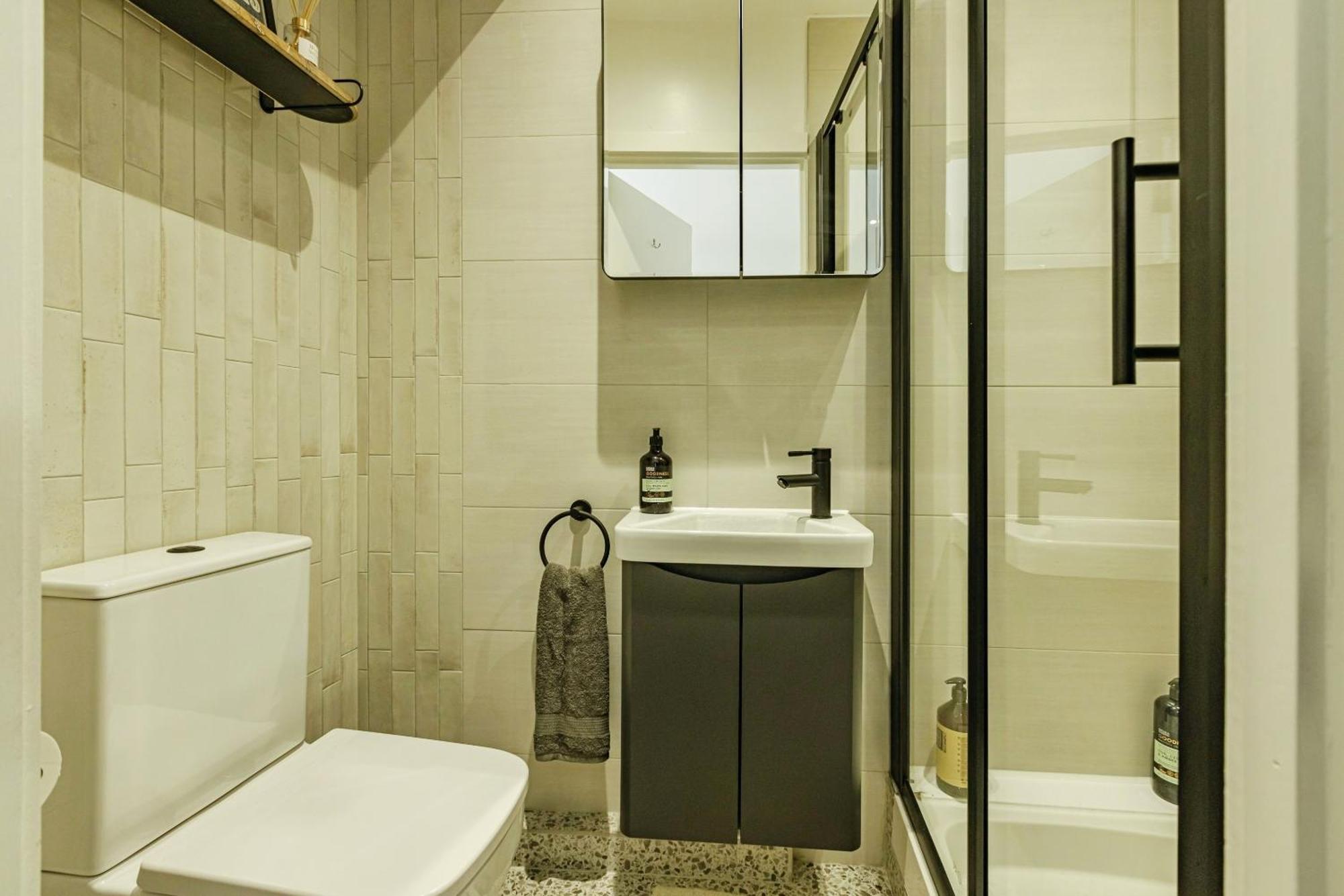 New Stylish 2 Bed 2 Bathrooms Flat Next To Canal