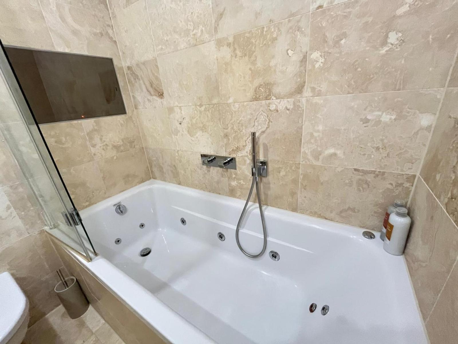 Luxury Riverside Retreat With Bath Jacuzzi Apartamento