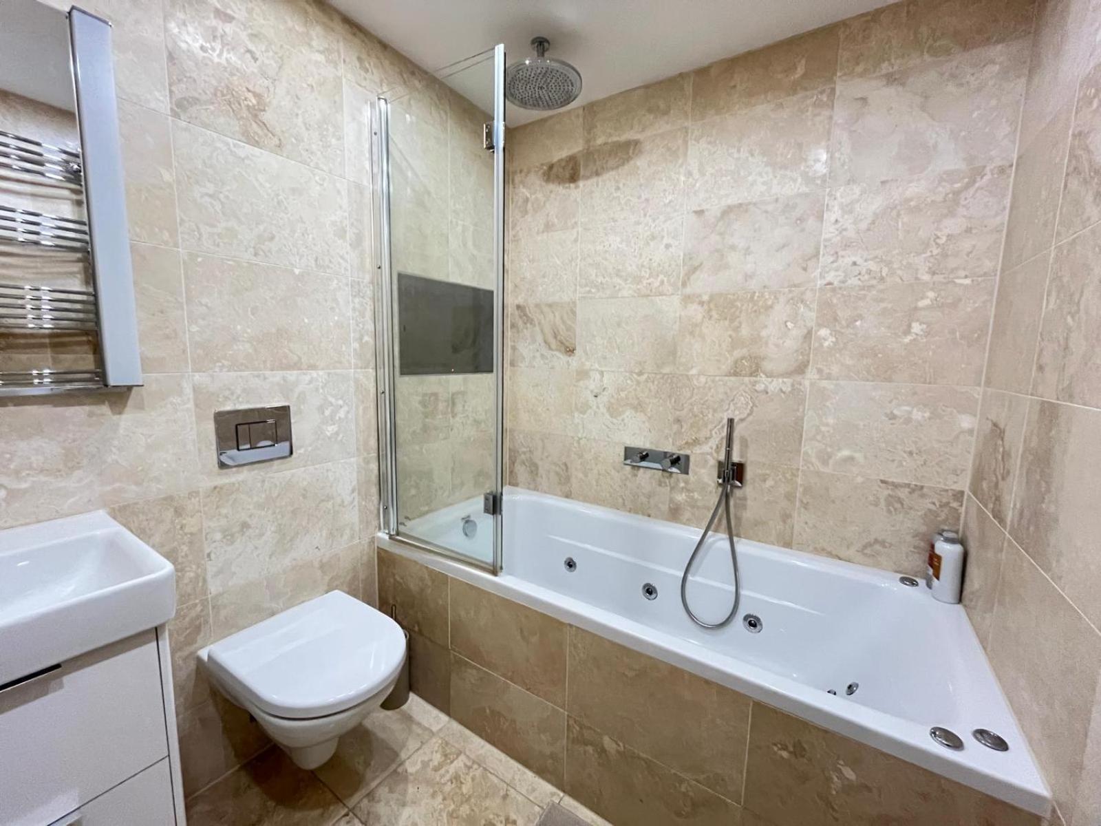 Luxury Riverside Retreat With Bath Jacuzzi Apartamento Londres